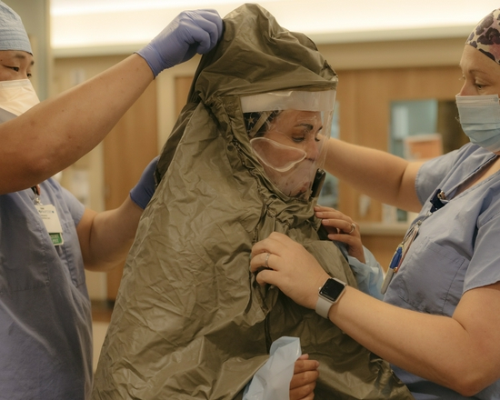 8月4日，阿肯色州琼斯伯勒的一家医院，一名护士准备进入ICU病房治疗Covid-19患者。