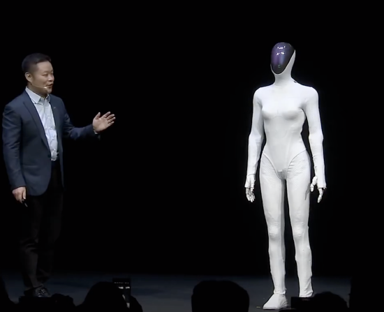 像人一样走猫步！何小鹏展示新一代人形机器人