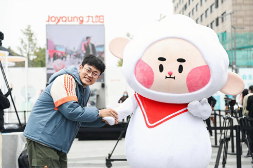 现场观众与九阳虚拟形象代言人阳仔合影。