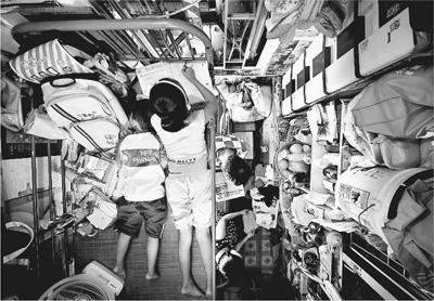 香港劏房内景俯拍。