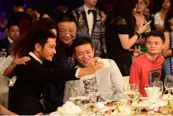 2012年9月1日,黄晓明和曹国伟自拍合影,马云旁观.