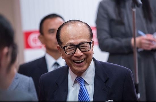 李嘉诚回应撤资论次日手术 插管后叮嘱儿子专注中国区