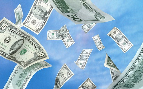 画面显示建筑物爆炸后,现场钞票满天飞