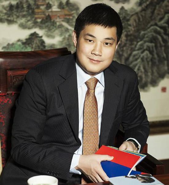 图为严介和的儿子严昊