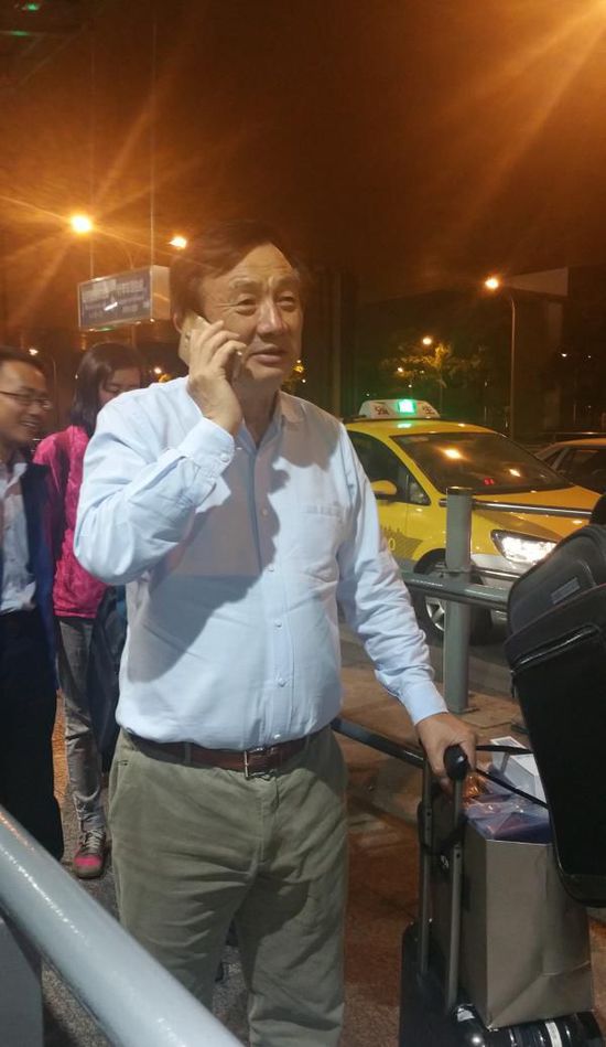 图为任正非在机场等出租车.