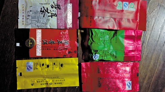 对比 左"三无"包装 右:商超产品包装