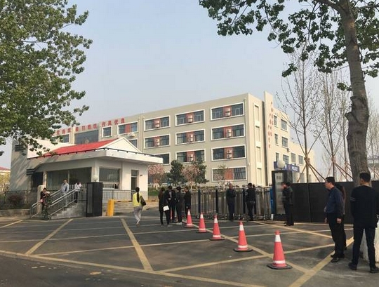 (亲属会面日,陆续有在押人员的亲属来到看守所门前)