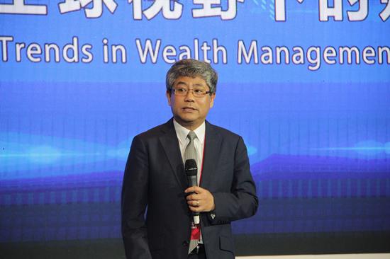 上图为清华大学经管学院弗里曼经济学讲席教授、中国人民银行货币政策委员会委员白重恩。（摄影：李彦丽）