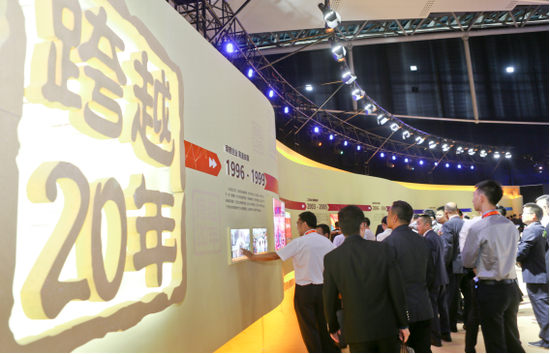 相,中银香港总裁岳毅,中国邮储银行行长吕家进,东方资产总裁张子艾等