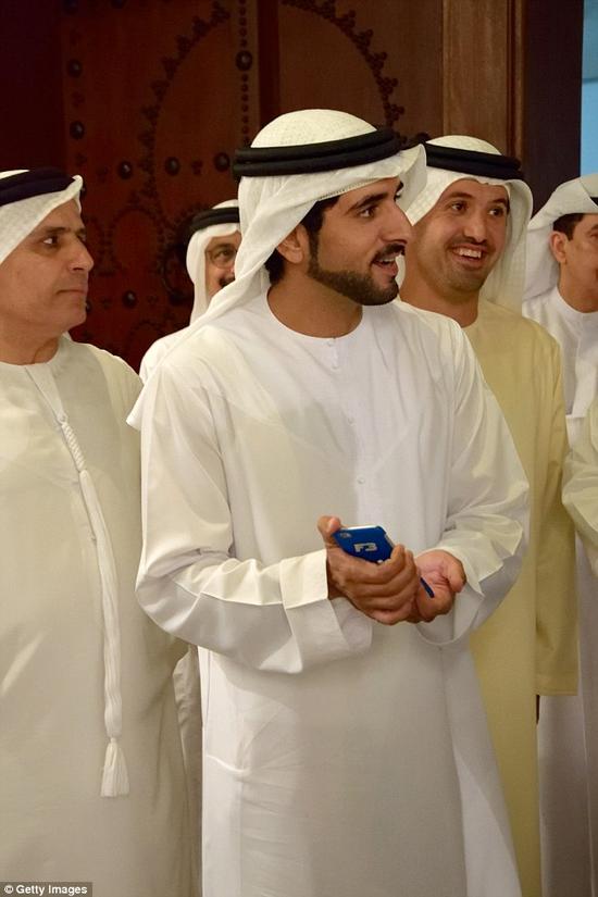 身家875亿迪拜酋长与王储伦敦搭地铁