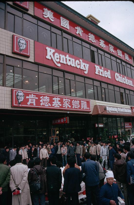 1987年,首家肯德基餐厅在北京天安门广场开业的盛况.