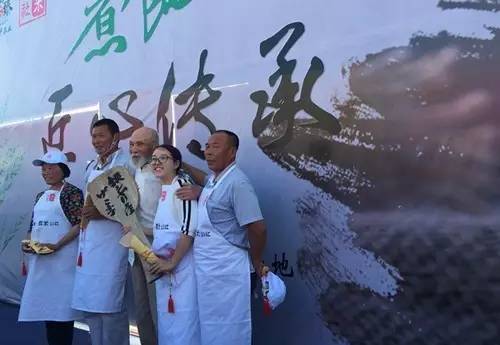 村嶋孟在辽宁盘锦寻米，并与当地农民切磋煮饭技艺。中新社记者 肖欣摄。