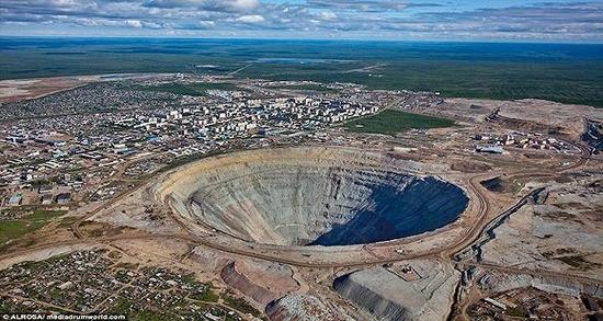 由于米尔矿的巨大，当地管理部门禁止直升机近距离飞过矿坑上空，以免被吸进矿洞内。