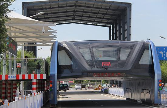 2015年8月20日,河北秦皇岛北戴河富民路巴铁300米测试段上,巴铁停靠在