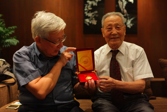 曹聚仁获颁黄埔抗战勋章,曹景行代父接受历史致敬