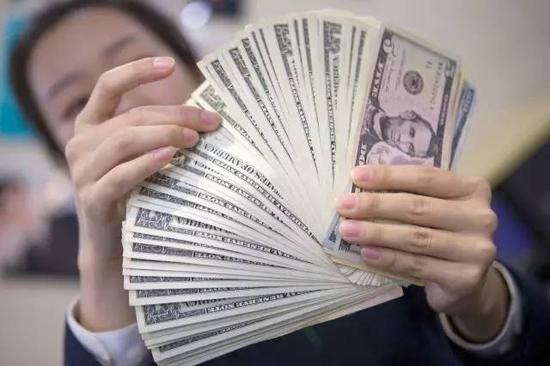 手里的人民币要换成美元吗专家不会持续大幅贬值