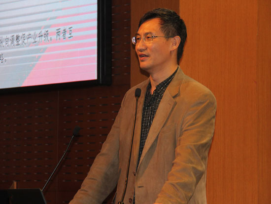 上海財經(jīng)大學(xué)國際工商管理學(xué)院院長、經(jīng)濟(jì)學(xué)教授鞠建東