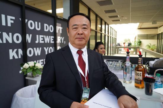 杨宝忠终于见到心目中的英雄巴菲特先生