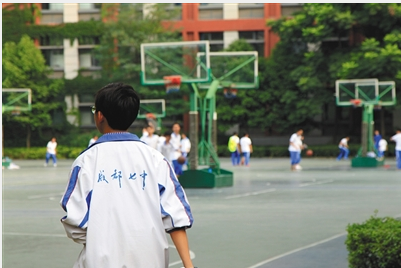 2017年6月9日,成都七中高新校区,一初中生身着校服在操场上活动,校服