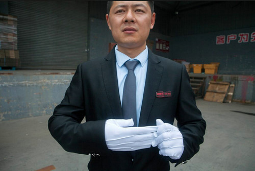 奢侈品巨头进军中国网购快递员穿西装开车送货