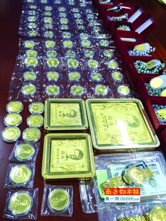 公安机关展示缴获的“五行币”专案涉案金币。