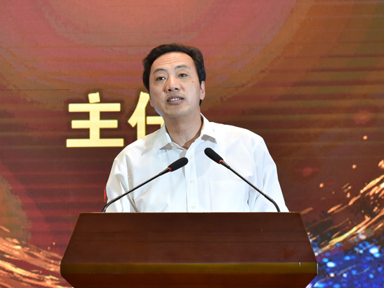 国家邮政局发展研究中心主任曾军山做主题演讲