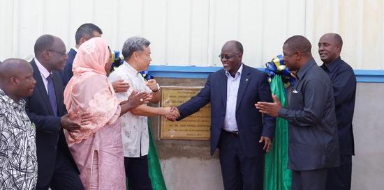 2017年3月2日，我与马古富力总统共同出席中国企业在坦投资项目落成揭牌仪式。