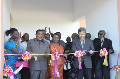 2017年4月10日，我与坦外交与东非合作部部长马希加和土地、住房与人居发展部部长卢库维赴伊林加省，共同出席乌瓜查尼亚村“村民学习中心”竣工仪式。