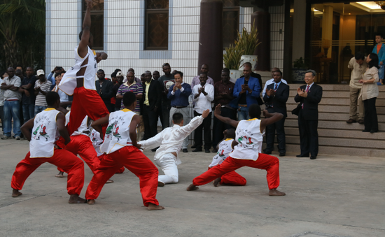 2016年8月4日，中国驻坦大使馆举行以“发扬体育精神，传承中坦友谊”为主题的青年公众开放日活动，我和坦青年们在一起。