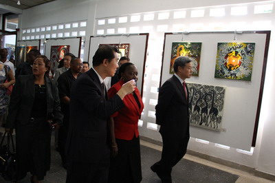 2015年6月2日，我与坦时任信息、青年、文化与体育部常秘恩金伽出席首届坦桑尼亚“挺嘎挺嘎”国际绘画双年展。