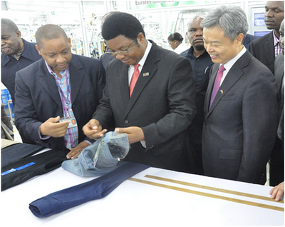 2016年8月10日，我与坦总理马贾利瓦视察中资企业服装厂。