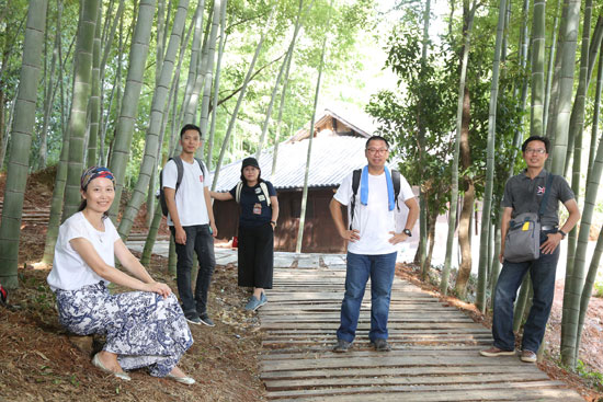 天空的院子、小镇文创创办人何培钧(左四)桃花源光点聚落合伙人冶青(左一)与其团队在湖南长沙常德市桃花源光点聚落

