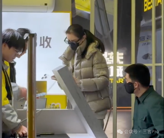 湖南在线:泛回收-李想陪妻子逛爱回收手机回收店，网友：真会过日子