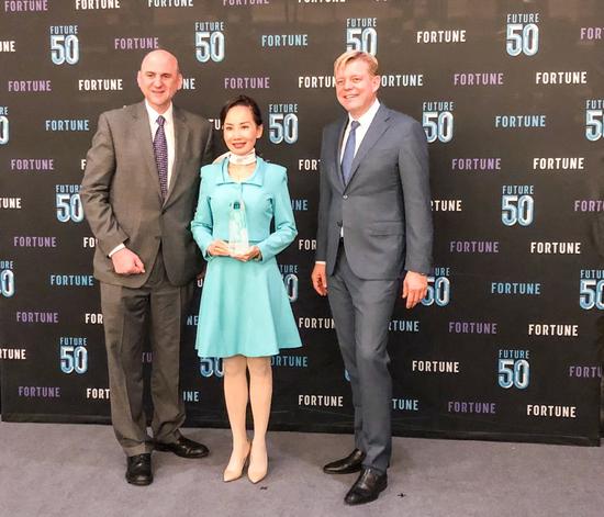孙洁代表携程接受财富颁发的“未来公司50强”奖杯