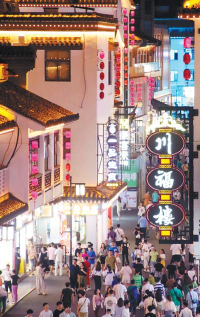 江苏省苏州市观前街,人们在休闲购物。 王建康摄(影像中国)