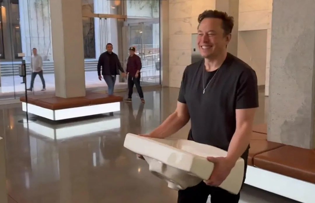 Musk walks into Twitter headquarters with a sink