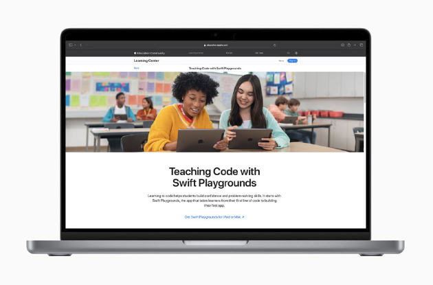 蘋果與亞拉巴馬州的七年級生活科學課教師Tina Lewis等全球教育工作者合作，向學生傳授App開發技能。