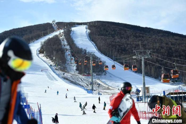 资料图：图为游客在崇礼的滑雪场滑雪。翟羽佳摄