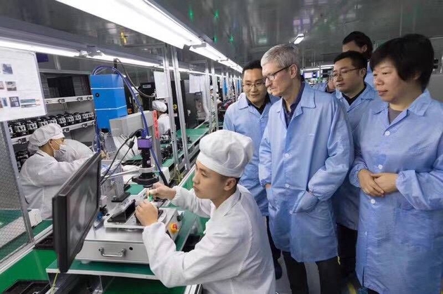 2017年12月，立讯精密董事长王来春（后）陪同苹果CEO库克参观工厂