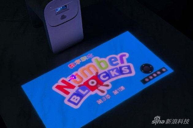 三星绚幕激光投影仪 Premiere 5投射大理石纹理桌面