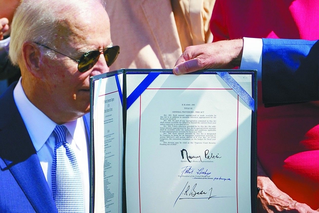 当地时间8月9日，美国总统拜登在白宫签署《2022年芯片和科学法案》。 （法新社）