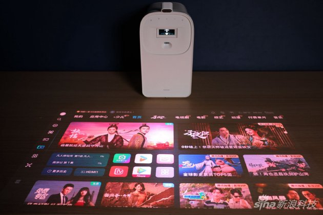 三星绚幕激光投影仪 Premiere 5投射木质纹理桌面