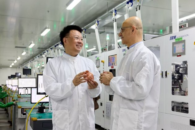 Apple COO Sabih Khan 与瑞声科技董事长潘政参观瑞声科技位于江苏常州的均热板模组生产工厂