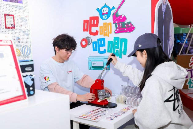 在「吧唧吧唧」二次元工坊，动漫爱好者可以制作精美吧唧和谷子，体验DIY“自推”的快乐