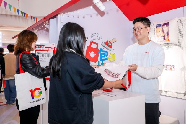 在「包快乐的」热转印工坊，用户可以使用打印机输出烫印贴纸，DIY个性化环保袋