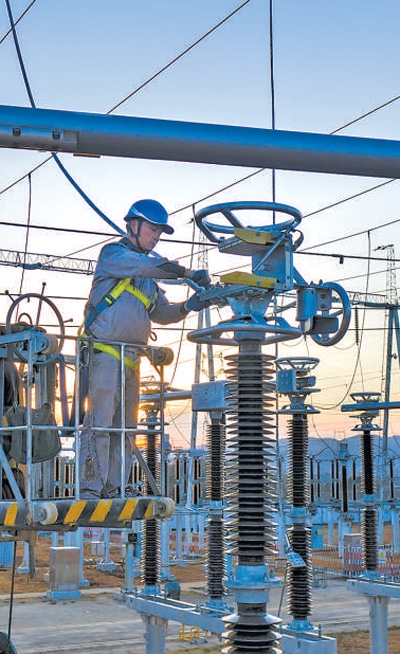 电力员工奋战一线服务生产保障生活