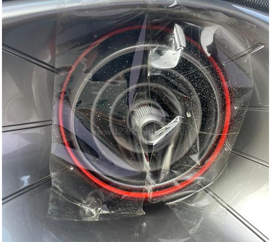 车主晒出的空调喷出粉末的图片。图片来源：社交平台截图