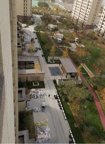  楼下堆积的建筑垃圾（业主供图）