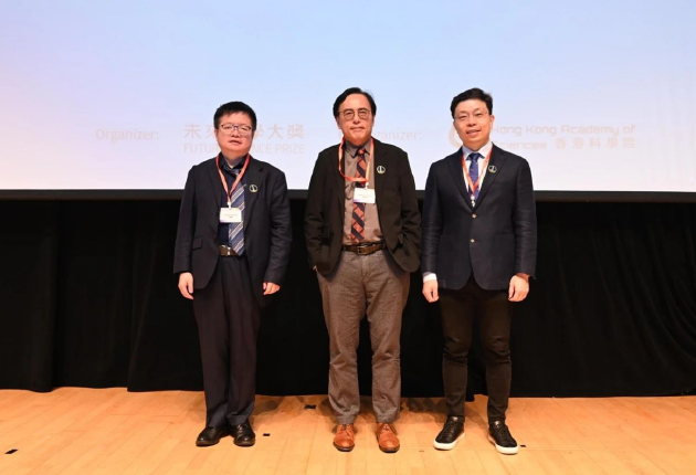 左起王晓刚、黄定发、贾佳亚