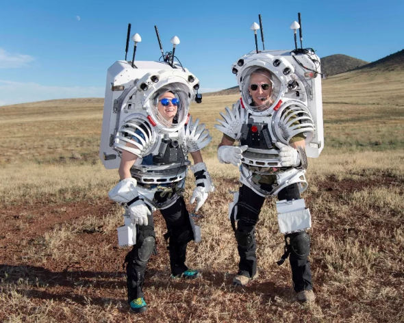 “月球”NASA宇航员在亚利桑那州模拟“月球漫步”，为未来登月做准备